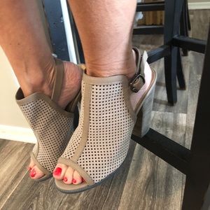 Kelsi dagger Brooklyn size 7.5 gray